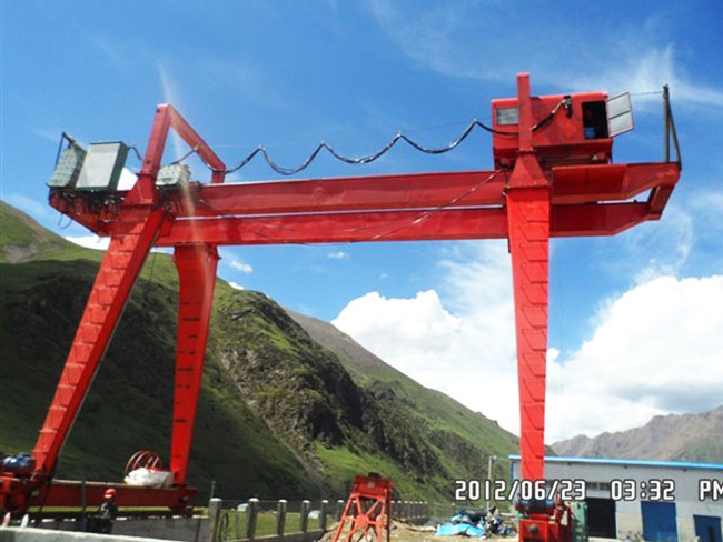 電動(dòng)雙梁門(mén)式起重機